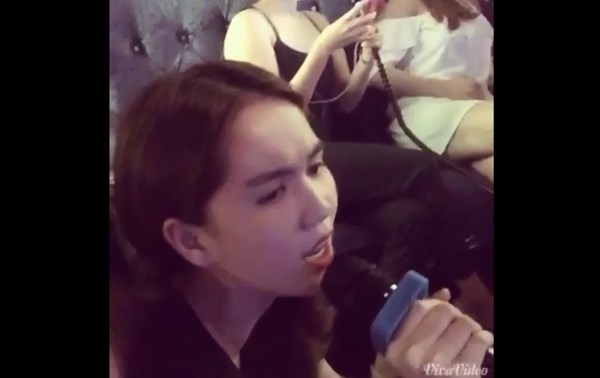 Linh Chi vừa đăng tải một clip ghi lại cảnh Ngọc Trinh đang say sưa hát ca khúc 'ước gì' của nữ ca sĩ Mỹ Tâm. Rất nhiều người đã bất ngờ trước giọng hát đầy tình cảm của 'Nữ hoàng nội y'.